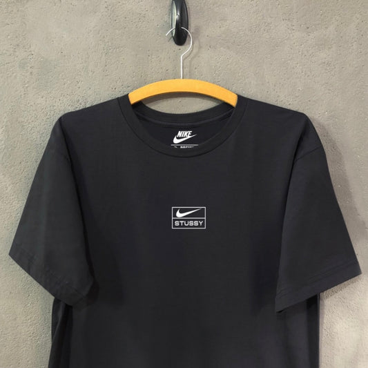 Camiseta Nike x Stussy - Division